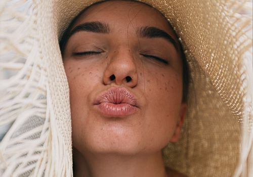 Hvordan slutte å bite leppene dine, ifølge dermatologer
