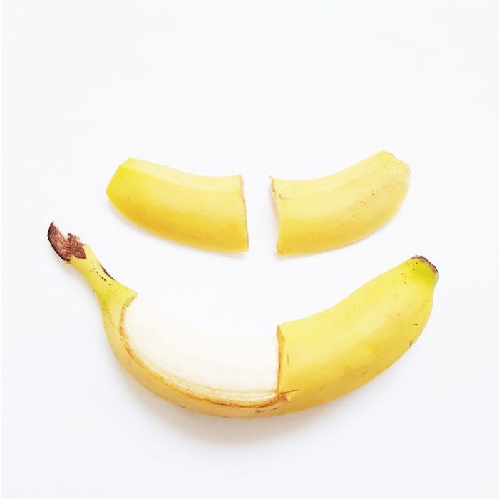 Banana le pàirt de a chraiceann air a rùsgadh dheth