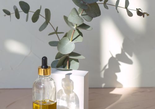 Haaröl in der Flasche mit Tropfer- und Eukalyptuspflanzen