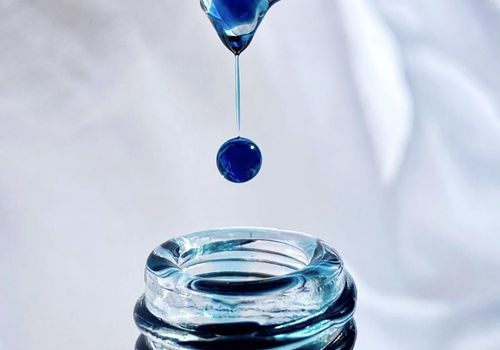 Blå hudpleieprodukter er langt mer enn deres vakre farge: Bli kjent med Azulene
