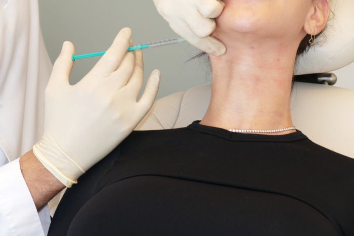 Tanya Akin bekommt Hals Botox Injektionen