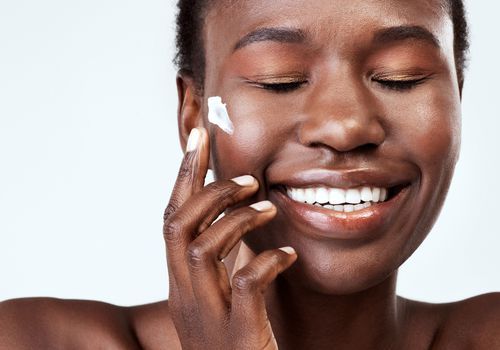 כיצד לבדוק את מוצרי טיפוח העור שלך כמו כימאי קוסמטי