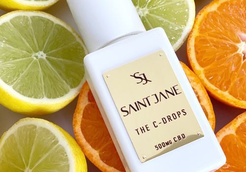 Eksklusivt: Saint Jane's New 'C-Drops' Kombiner CBD og C-vitamin til lysere hud uden irritation