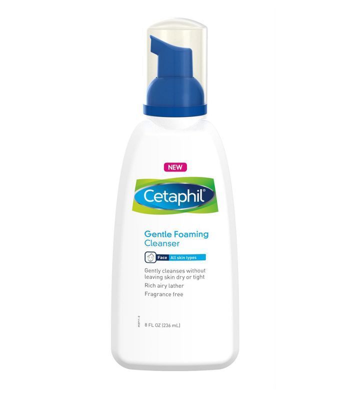 Un frasco con dosificador de limpiador facial espumoso suave Cetaphil en Target.