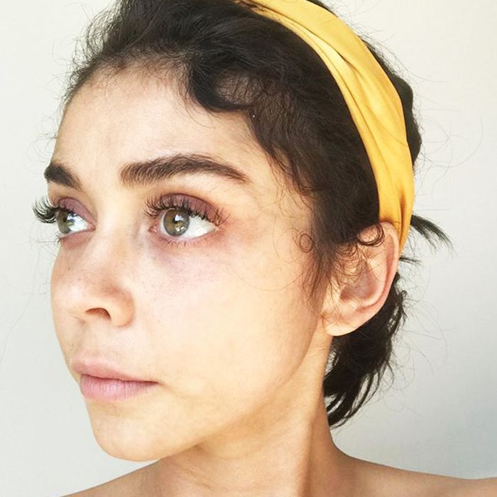 Hier ist, warum Sarah Hylands Make-up-freies Foto viral wurde