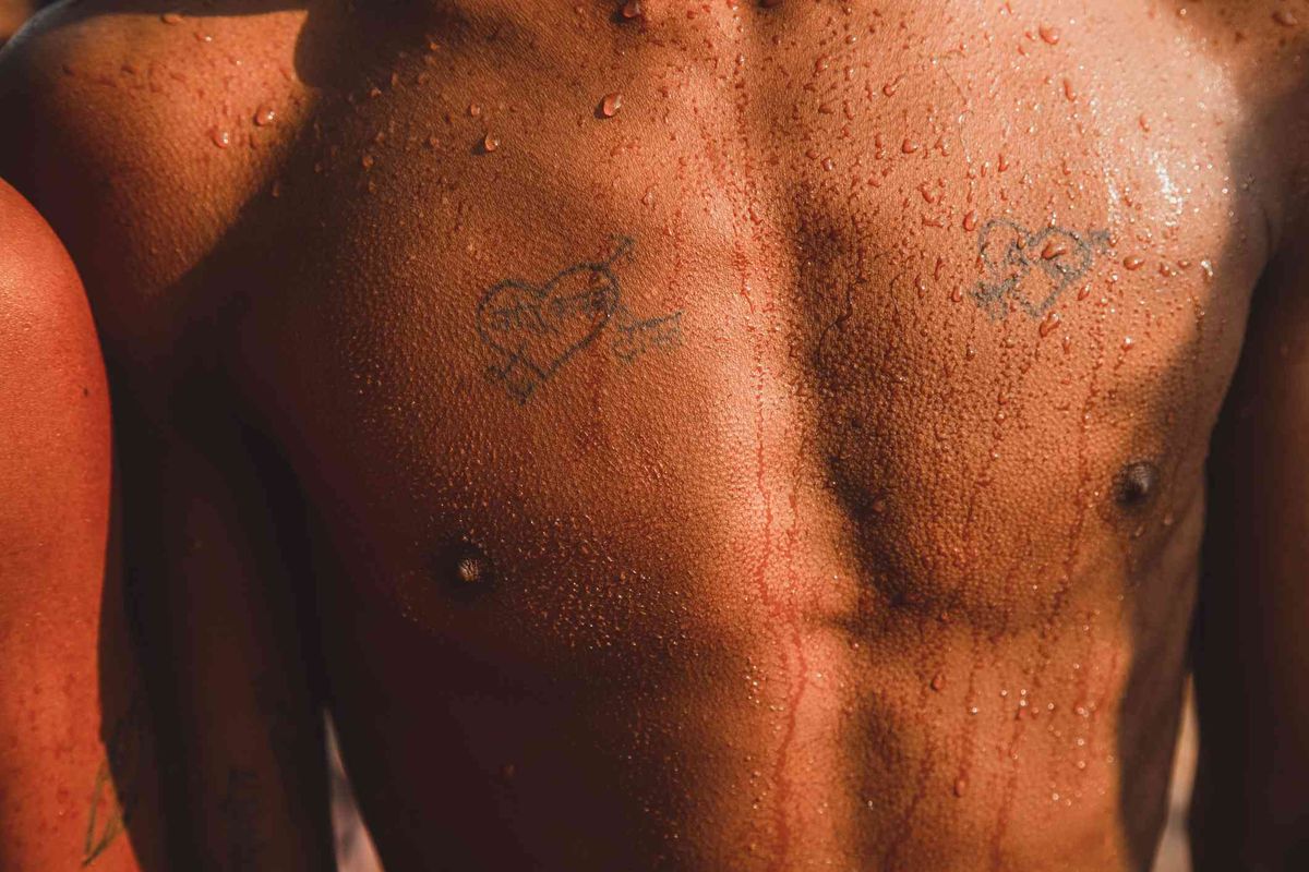 våd torso med hjerte tatoveringer