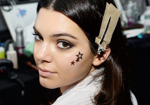 Kendall Jenner med midlertidig tatovering i ansigtet