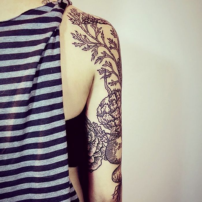 Minimalistisk sort og hvid plante tatovering ærme