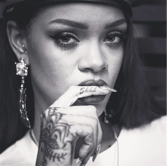 Rihanna viser sine tatoveringer