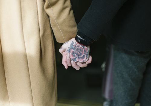 Parodykite meilę savo reikšmingam kitam su porų tatuiruote