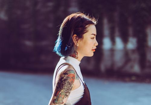 Profilbillede af kvinde med tatoveringer og piercinger
