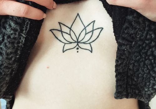 Бұл Lotus гүлінің тату-суреттері ішкі тыныштықты табуға көмектеседі