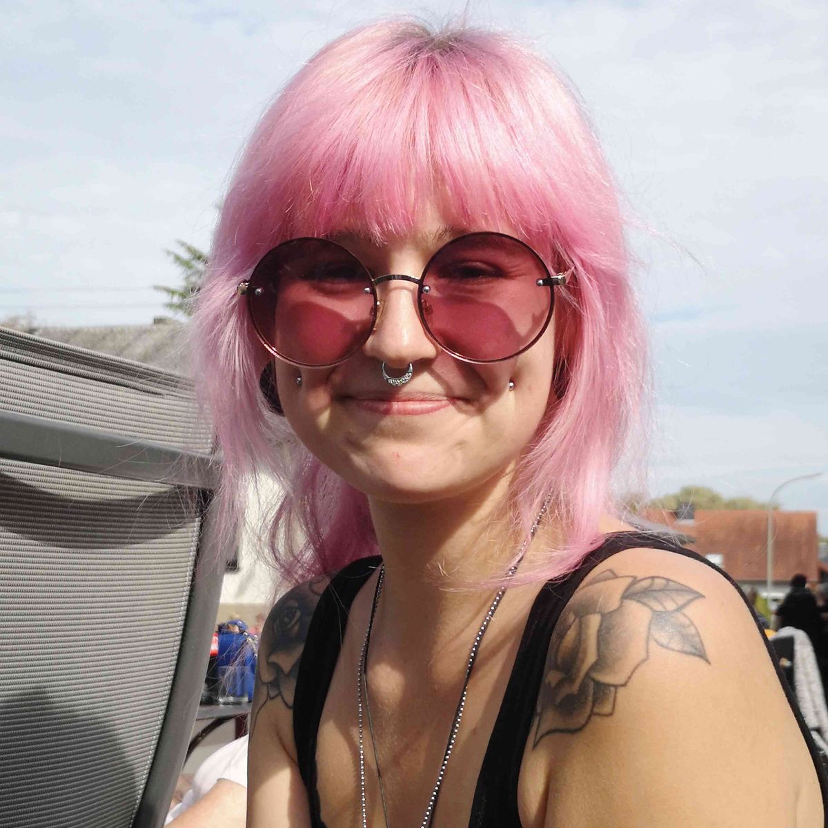 femme aux cheveux roses et piercings