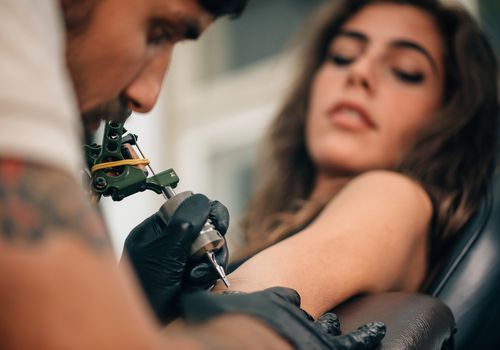 Kako se brinuti o tetovaži, prema reperu i umjetniku tetovaža