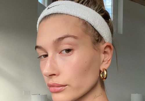 Hailey Bieber lille tatovering