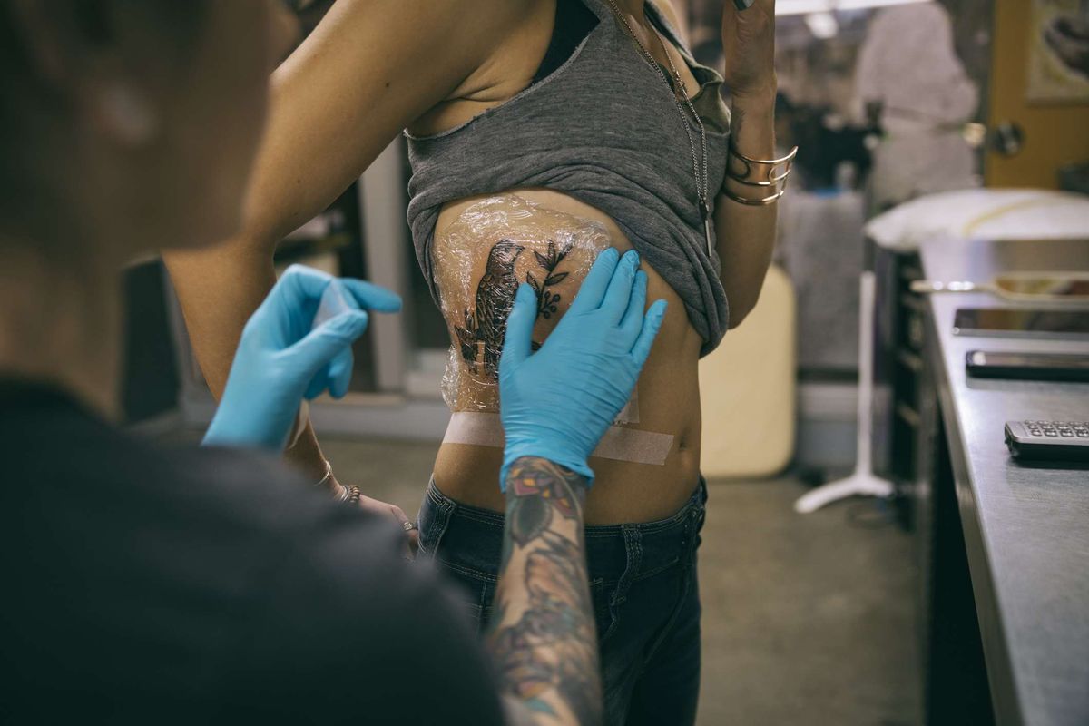 Tatuiruočių meistrų padažu klientas