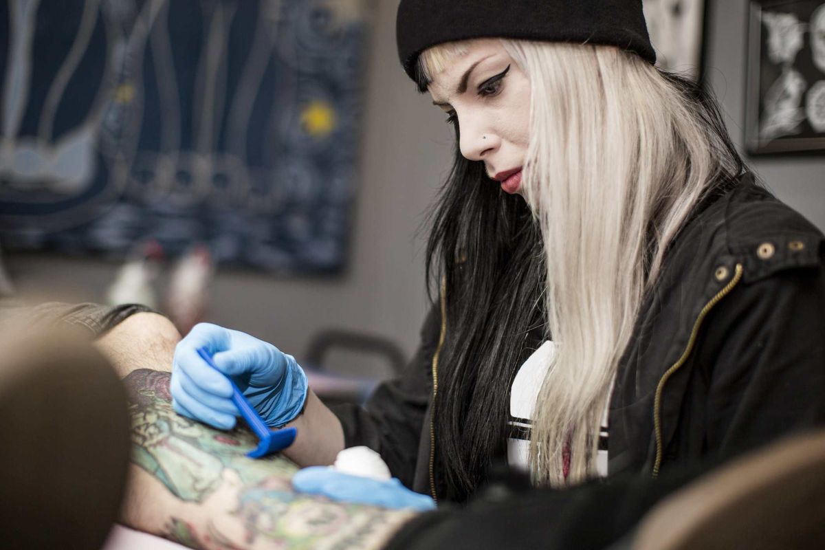 Tatuiruočių meistras skutimosi klientas