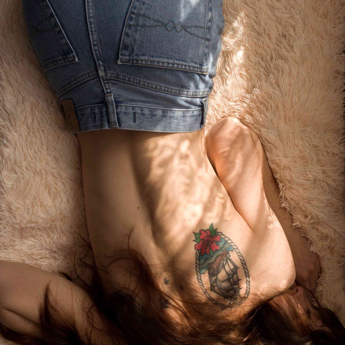 kvinde med ryg tatovering