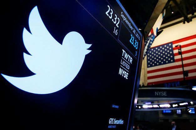 כאשר פייסבוק חושפת פוסטים אפלים, טוויטר מסתיר אותם