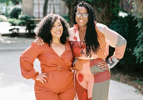 פגוש את שתי הנשים שמביאות את 'חווית השיער השחור' לחיים עם תערוכה אינטראקטיבית