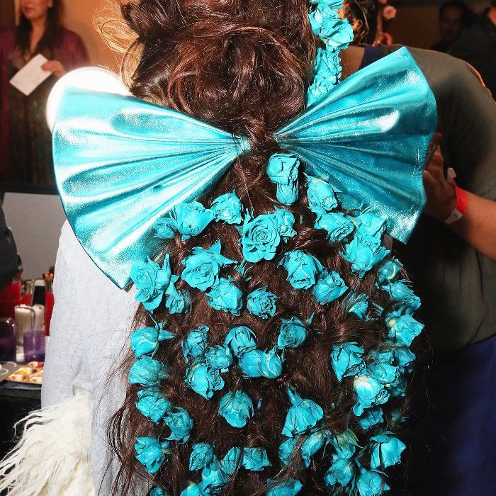 Modèle Rodarte avec des roses bleues et un nœud surdimensionné dans ses cheveux à NYFW