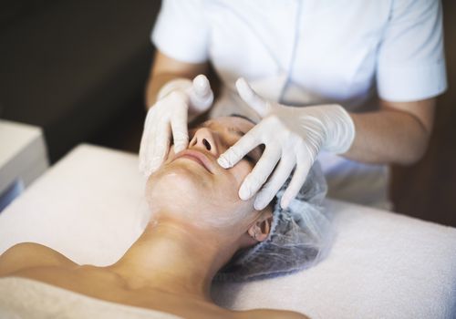 Você pode obter oficialmente tratamentos faciais novamente em Nova York - aqui está o que esperar