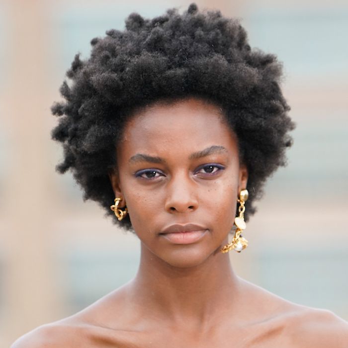 Afro juustega modell