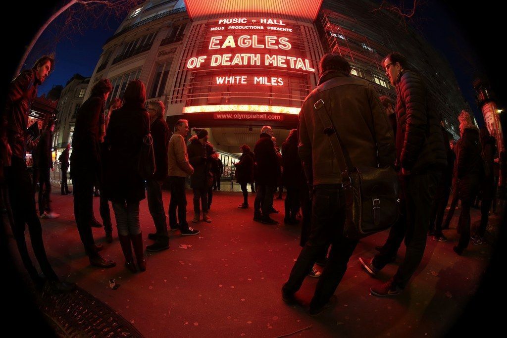 Kraftige bilder fra Eagles Of Death Metals første konsert i Paris siden novemberangrepene