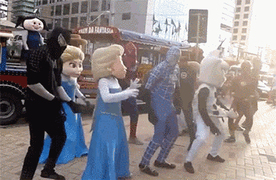 Morate pogledati ta videoposnetek maskote Else, ki pleše na karnevalu
