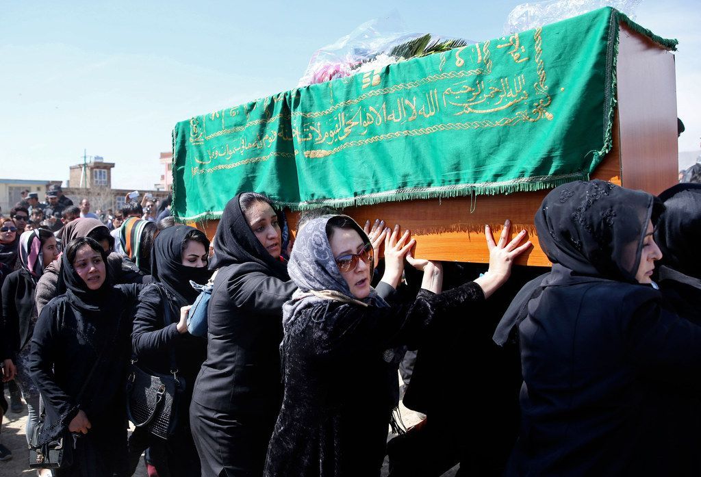 L'Afghanistan licencie 20 policiers pour avoir battu la mort d'une femme accusée à tort d'avoir brûlé le Coran