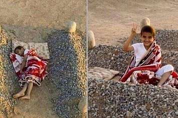 Вирусният образ на сирийското момче, което спи между гробовете на родителите си, е фалшив